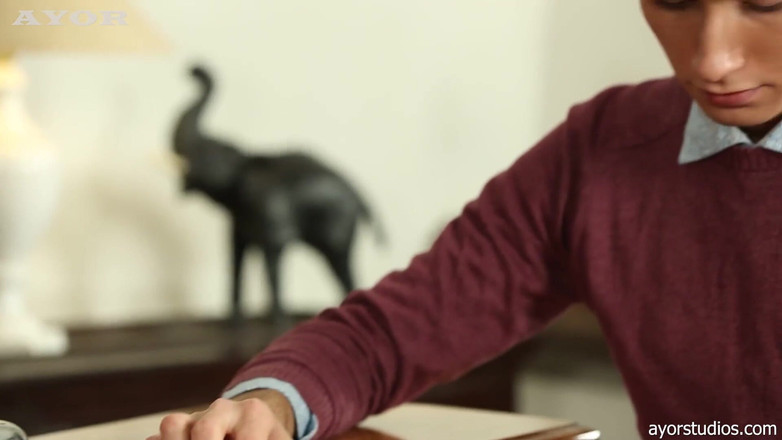 AYOR studios: デカチンの受付嬢がホテルの訪問者にハードドキドキを与えます!