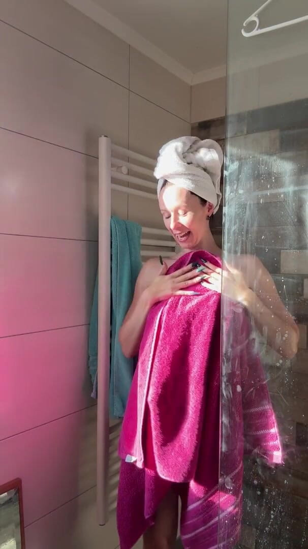 RonyaRabe: Neighbor Surprised in the Shower