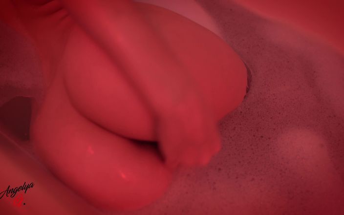 AnGelya G: Gadis dengan tubuh aduhai di kamar mandi