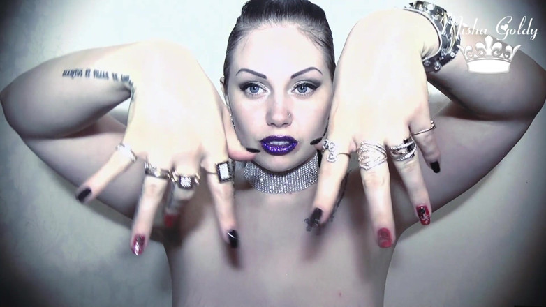 Goddess Misha Goldy: Sărut cu sclipici violet și miros de buze