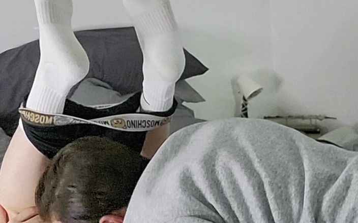 Twotwinkhusbands: Brittisk lad får sin röv åt på video Fot den första...