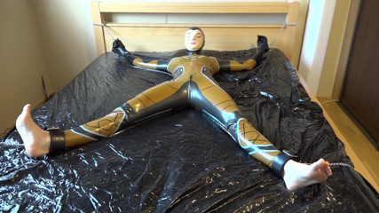 Latex Danielle: Lateks Danielle jest przymocowany do łóżka i masturbowany wibratorem do masażu