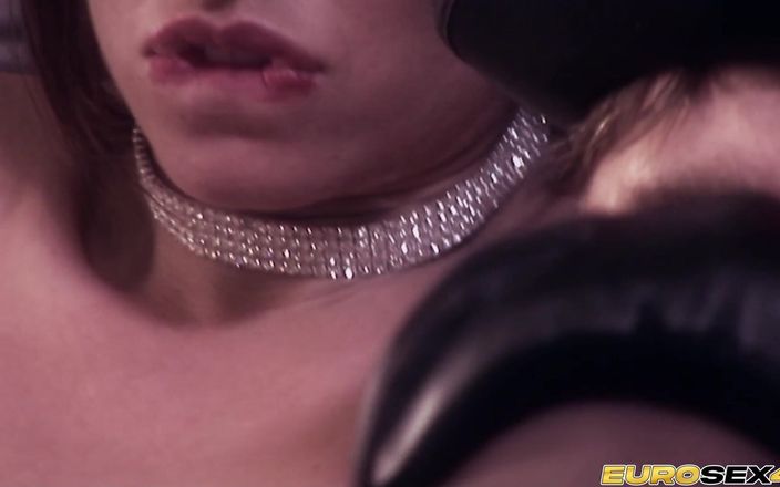 Porn Gutter: 그녀의 후장과 입에 사정하는 자지