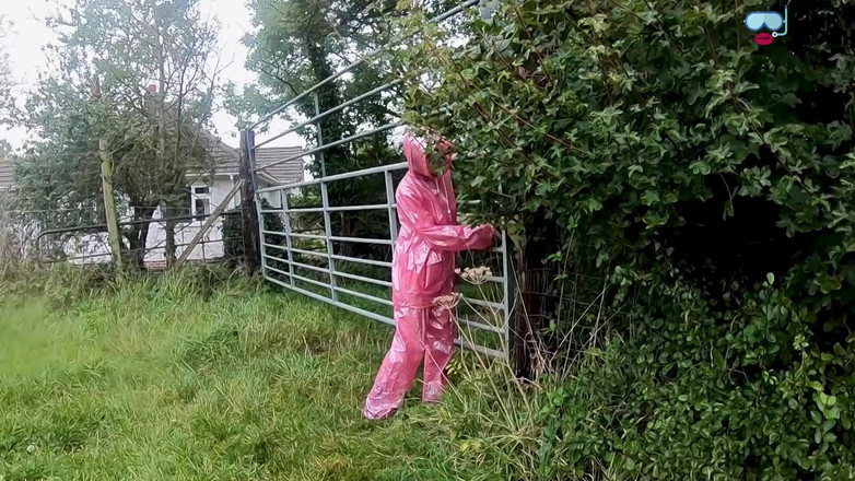 UKCuteGirl: Lucy의 투명한 레인웨어와 야외 공개 보지 애타게