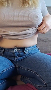 Cewek dengan celana jins ketat ini lagi asik nyepong dan ngocok kontol dengan pakaian ketat
