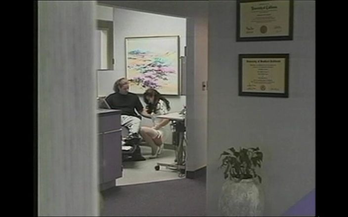 MMV films - The Original: Сексуальна брюнетка секретарка трахається в офісі двома великими і жорсткими членами, повний фільм у hd