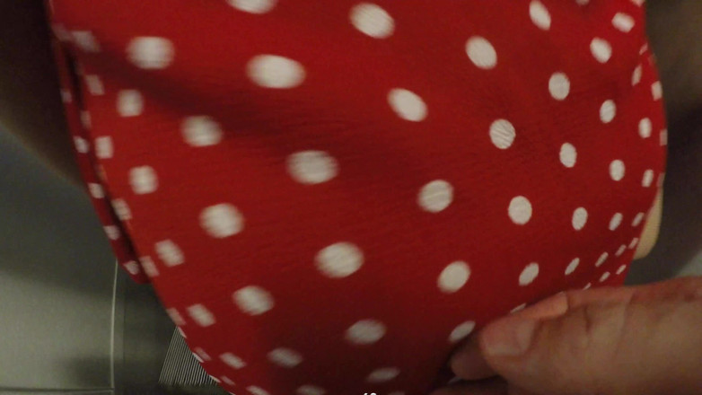 Markus Rokar: Utangaç orta yaşlı seksi kadın metroda sikime dokunuyor