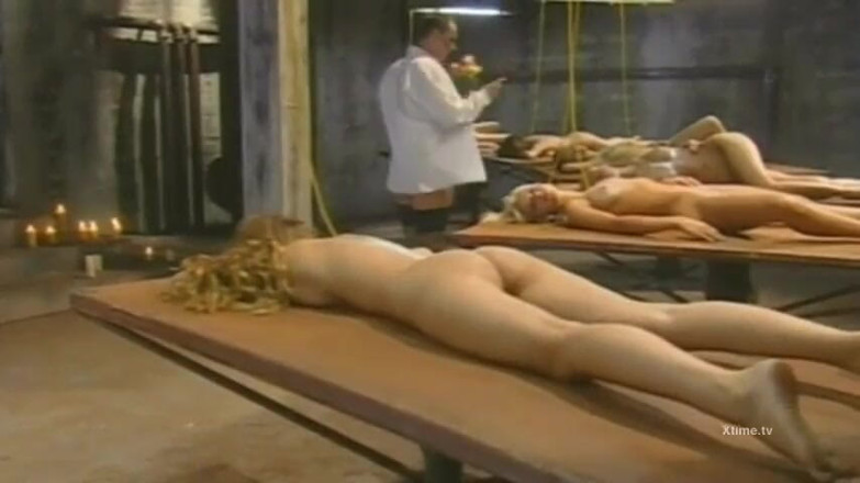 Monster Cocks: Оглушенная и анально трахнутая крошка