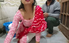 性感人妻一边在浴室里洗衣服一边冒险在户外被干
