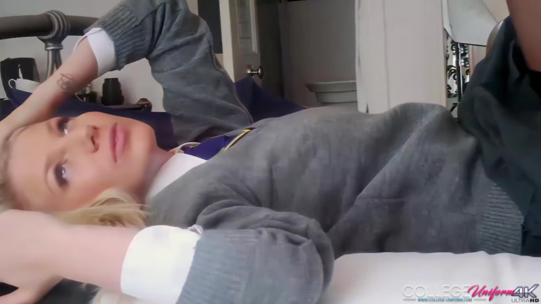 College Uniform: Danielle Maye의 학생 회