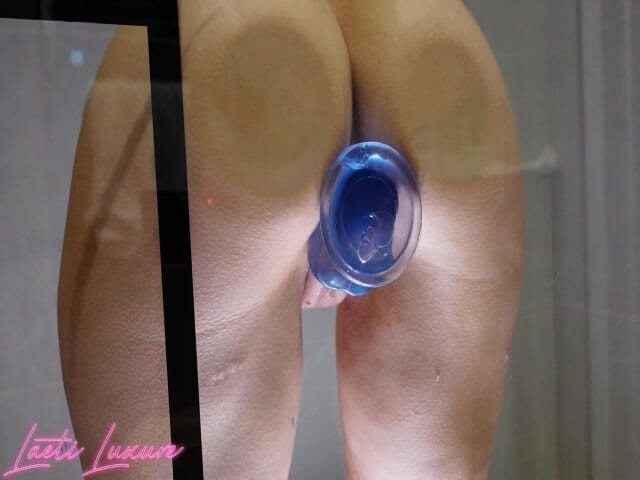 Laeti Luxure: Masturbação Vibrador Azul Em Um Banheiro