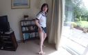 Horny vixen: Sexy slanke vrouw pronkt met haar uniform