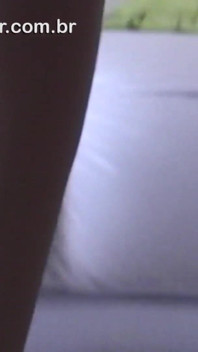 Une brune sexy se masturbe dans une vidéo amateur brésilienne