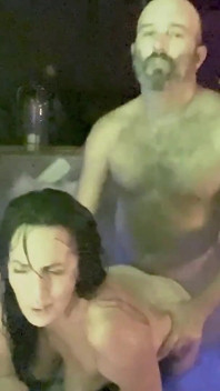 Sesso in vasca idromassaggio bollente con abi james