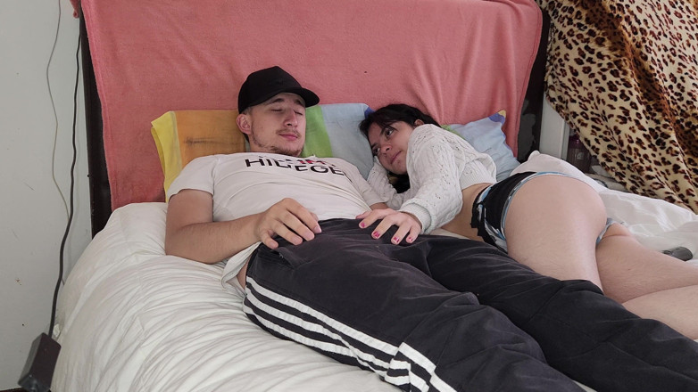 Jopy sex: Su Sobrina Se Mete a Su Cama Para Comerce Su...