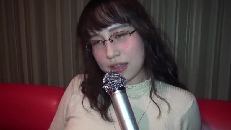 Asians in love: Aziatische met bril neukpartij in karaoke