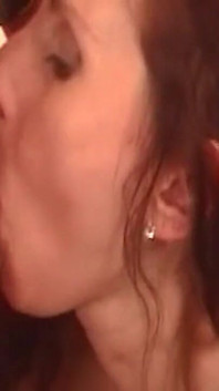 Retro Blowjob với nóng tóc nâu kiêm vòi nước