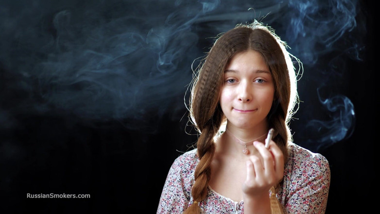 Russian Smokers: Awek Rusia seksi menggoda rokok dengan perlahan