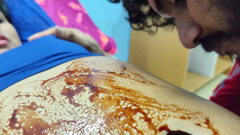 Vaigavarun45: BDSM mano legata e lecca il cioccolato dal buco dell'ombelico