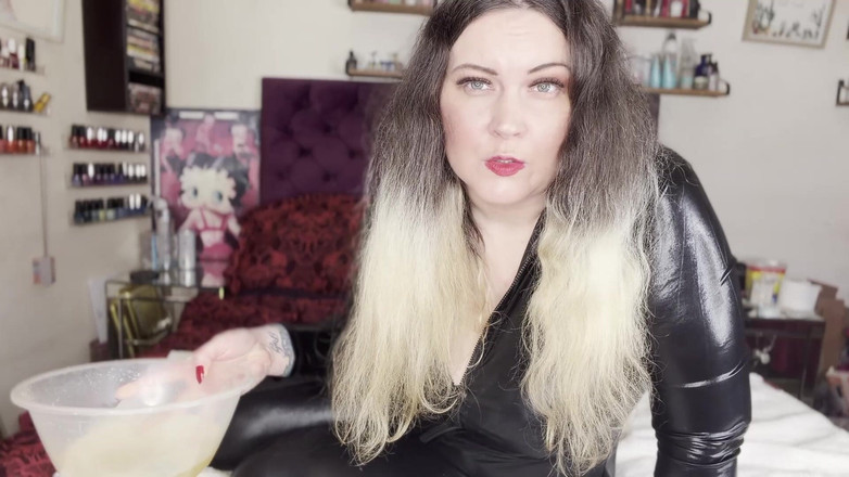 MissFFW: Госпожа шмара писает в миску, чтобы показать неудачнику