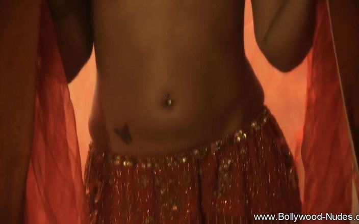Bollywood Nudes: Чувствуя ее обнаженное тело живым