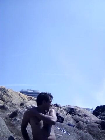 Boy top Amador: Molto eccitata sulla spiaggia nudista