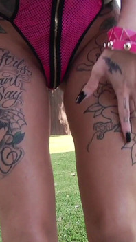 La tatuata lily lane inchiodata da chris strokes