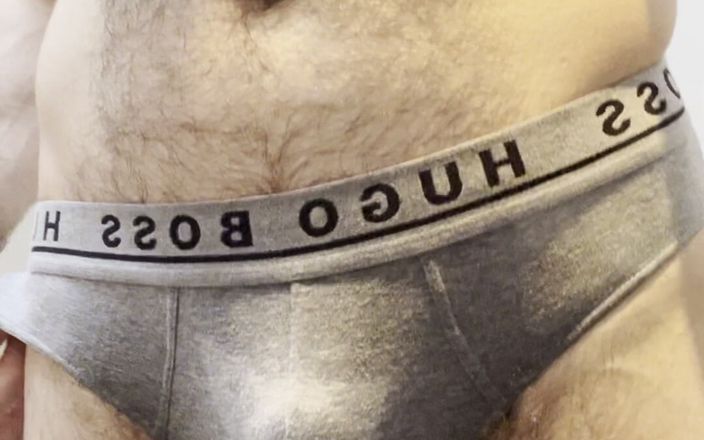 Hairy Otter: Branlette à la salle de sport avec une grosse éjaculation