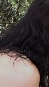 Une brune baveuse lèche une bite palpitante pendant qu’une grosse bite noire agrippe le cul d’une blonde