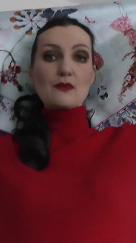 Lady victoria Valente zeigte elegante Satin-Kopftuche mit einem roten Cashmere-Schildkröten-Pullover