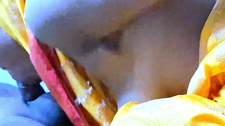 Busty Banuu: 印度性感人妻口交展示胸部