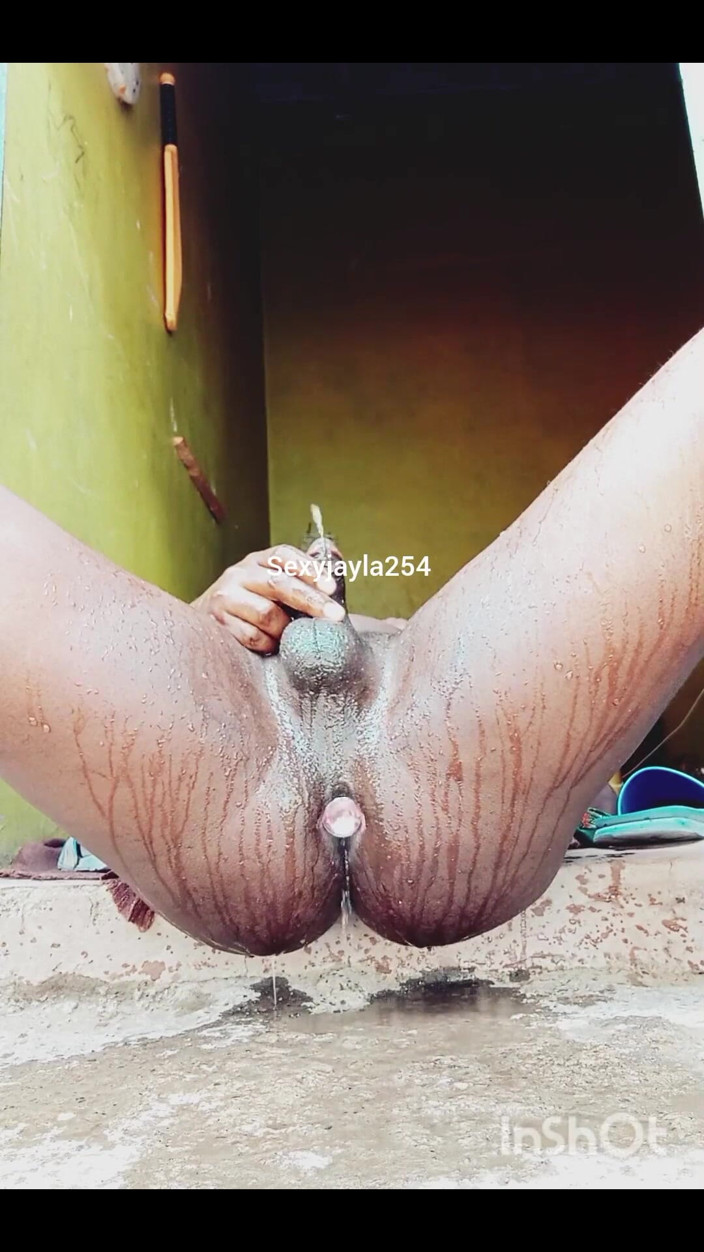 Sexyjayla254: Yaramaz travesti göt deliğini oynuyor ve her yerine işiyor