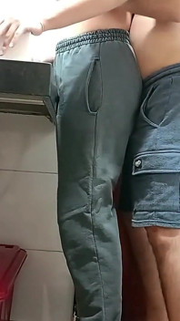 メイドがバスルームで捕まっています。