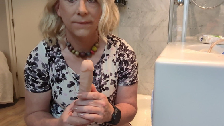 NikkiGee: Un consolador grueso en mi culo apretado