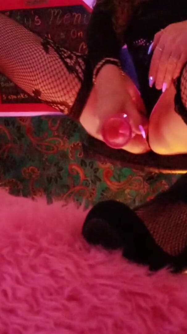 Kittys lounge: kitty loves to squirt live