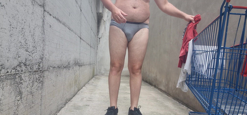 Mirko2589: Nahý na parkovišti supermarketu