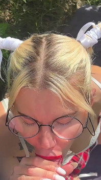POV-camera. Een student gaf een pijpbeurt aan een vreemde in een collegepark en kreeg sperma in haar mond