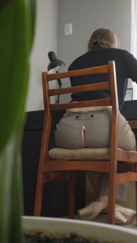 Mirando a la secretaria que trabaja con pantalones rasgados