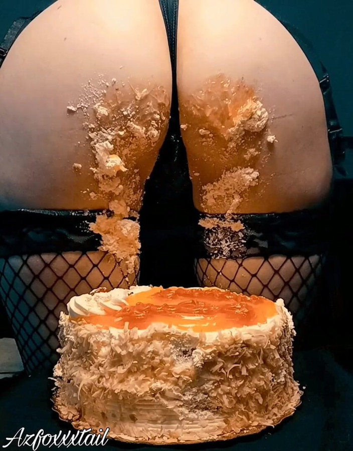 AzFoxxxTailPhelicia: Joc cu curul de la tort