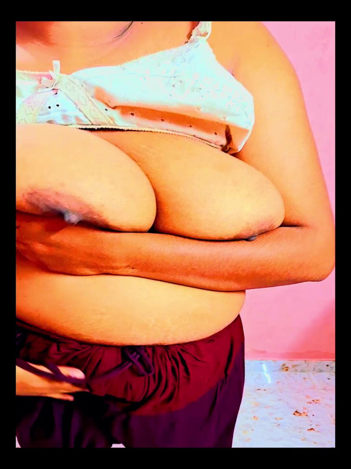 Nazmabd: 25 lat Duże cycki pokazano i duży tyłek