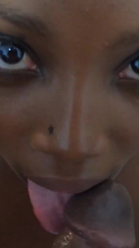 Fofa puta negra de joelhos, eu não posso mais segurar, eu quero fazer garganta profunda naquele pau preto grande - Jhodez1