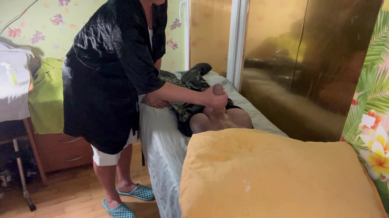 Putarankahotmilf: The Massager Give Handjob to the Erected Tranny Patient and...