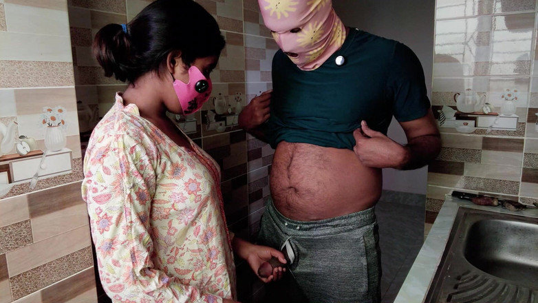 HottyKisku02: Oudere stiefzus leert seks met haar stiefbroer in de keuken