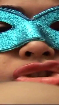 Une MILF sexy et coquine masquée