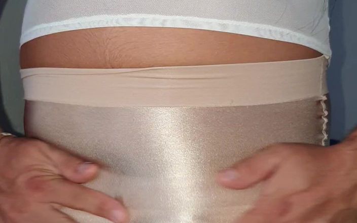 Sexy shinny clothes: Tekutá saténová sukně a nylonové kalhotky