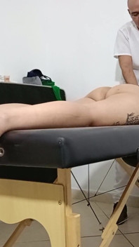 Massage mit heißer Kerze und Öl