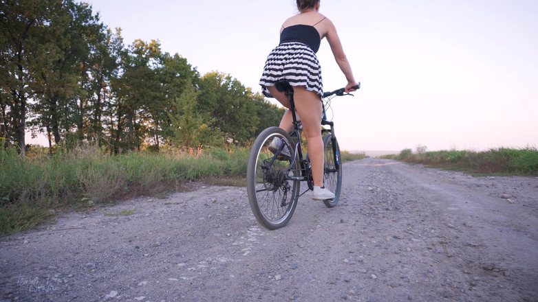 Teasecombo 4K: Ukazování zadku při jízdě na kole pod sukní