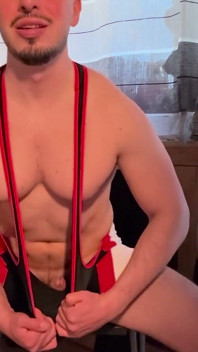 Un lutteur fléchit ses muscles et branle une énorme charge