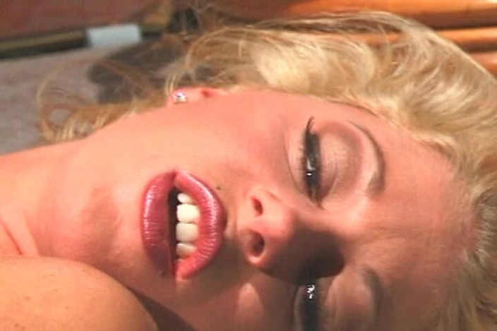 THAGSON RETRO: La bellezza bionda viene leccata da seduttore bruna