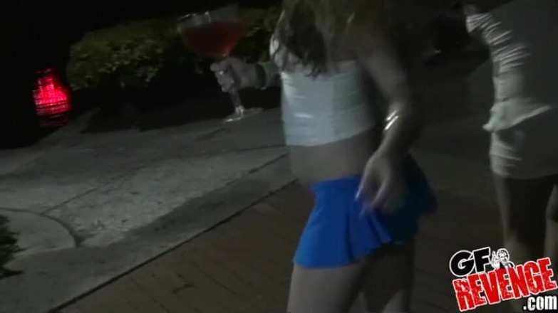 GF Leaks: Kız arkadaş sızdırıyor - seksi garip boyun eğme mini etekli ateşli...